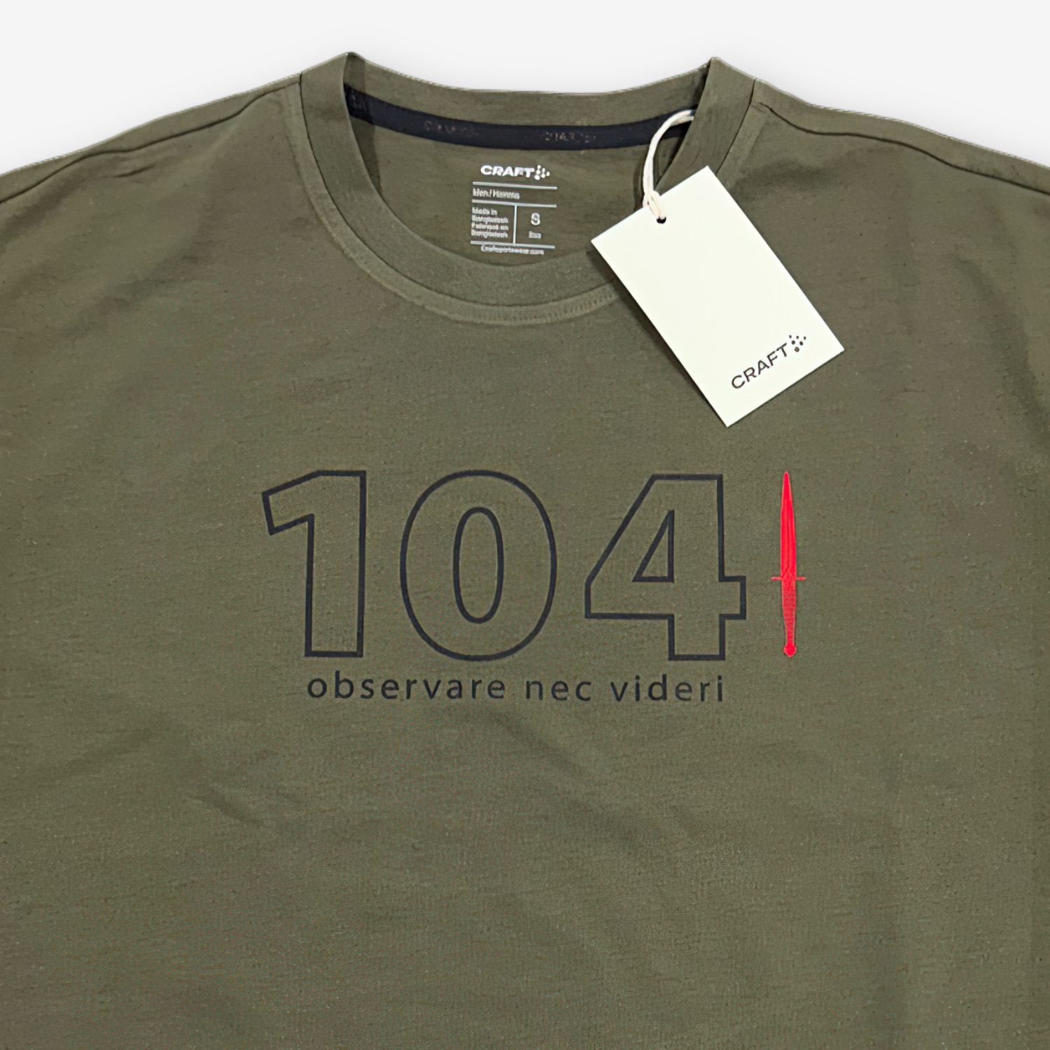 Craft T-Shirt front met logo 104 en dolk ingezoomd