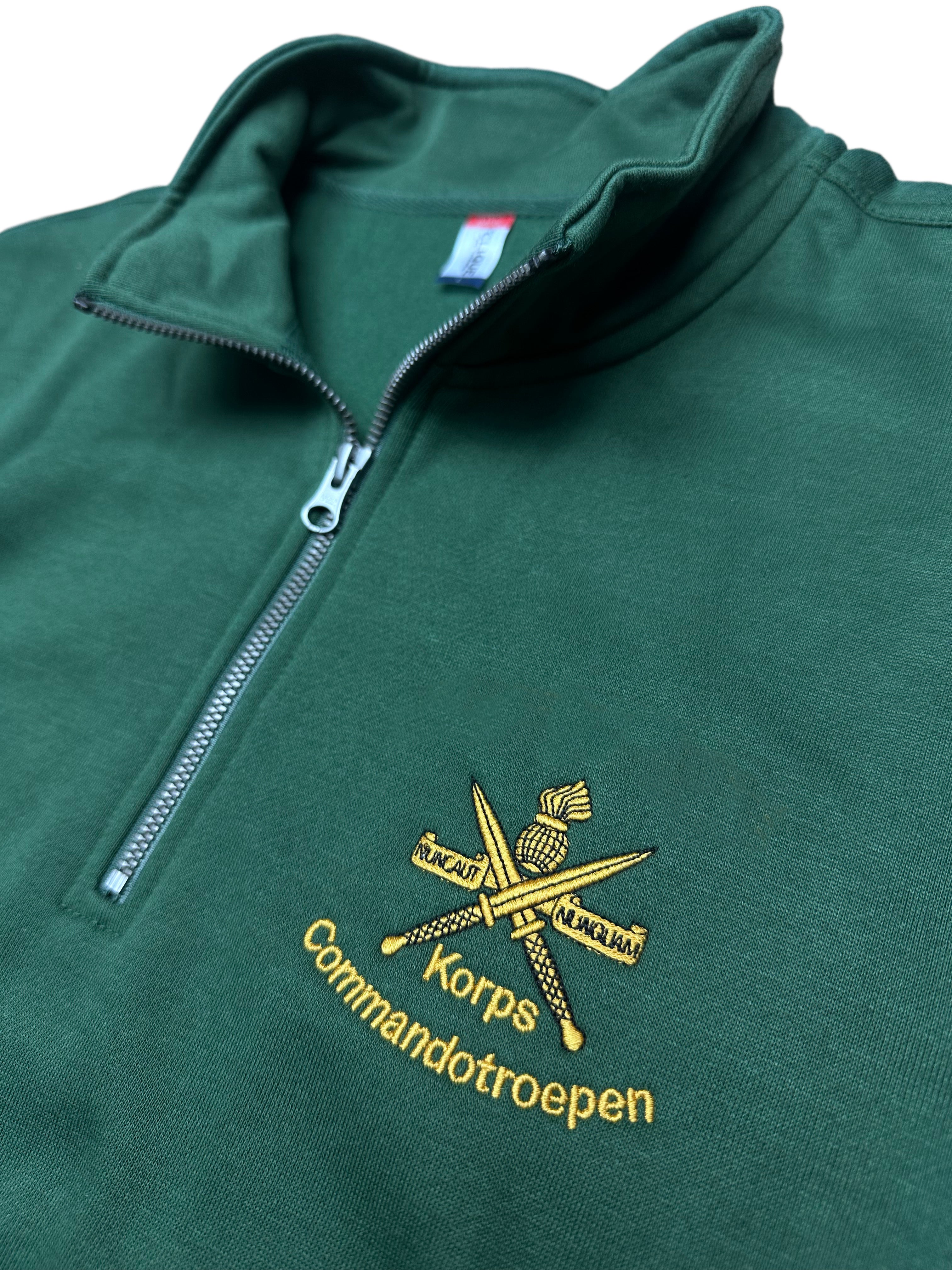Half Zipped sweter groen met logo ingezoomd