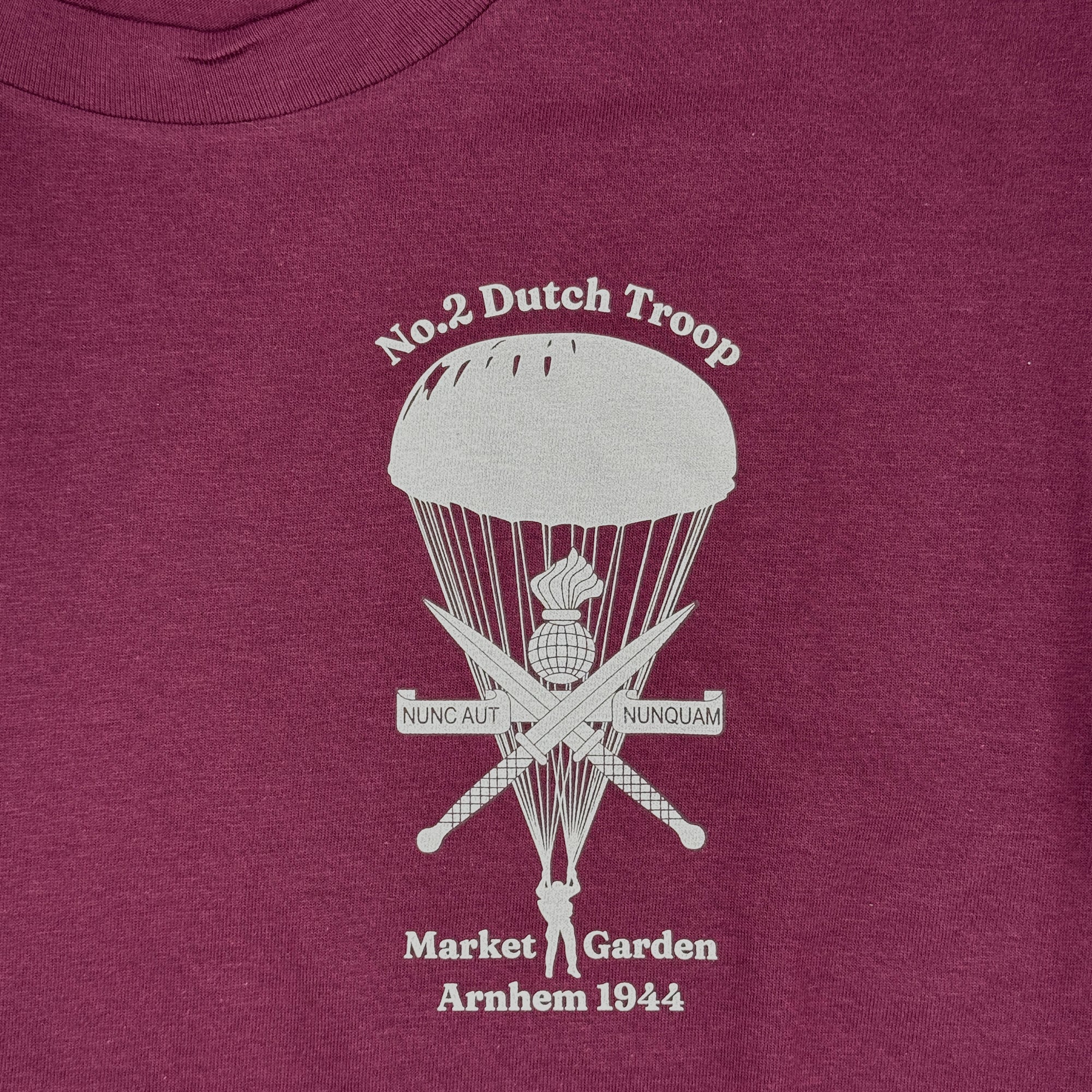 KCT Market Garden T-shirt Maroon ingezoomd op het logo