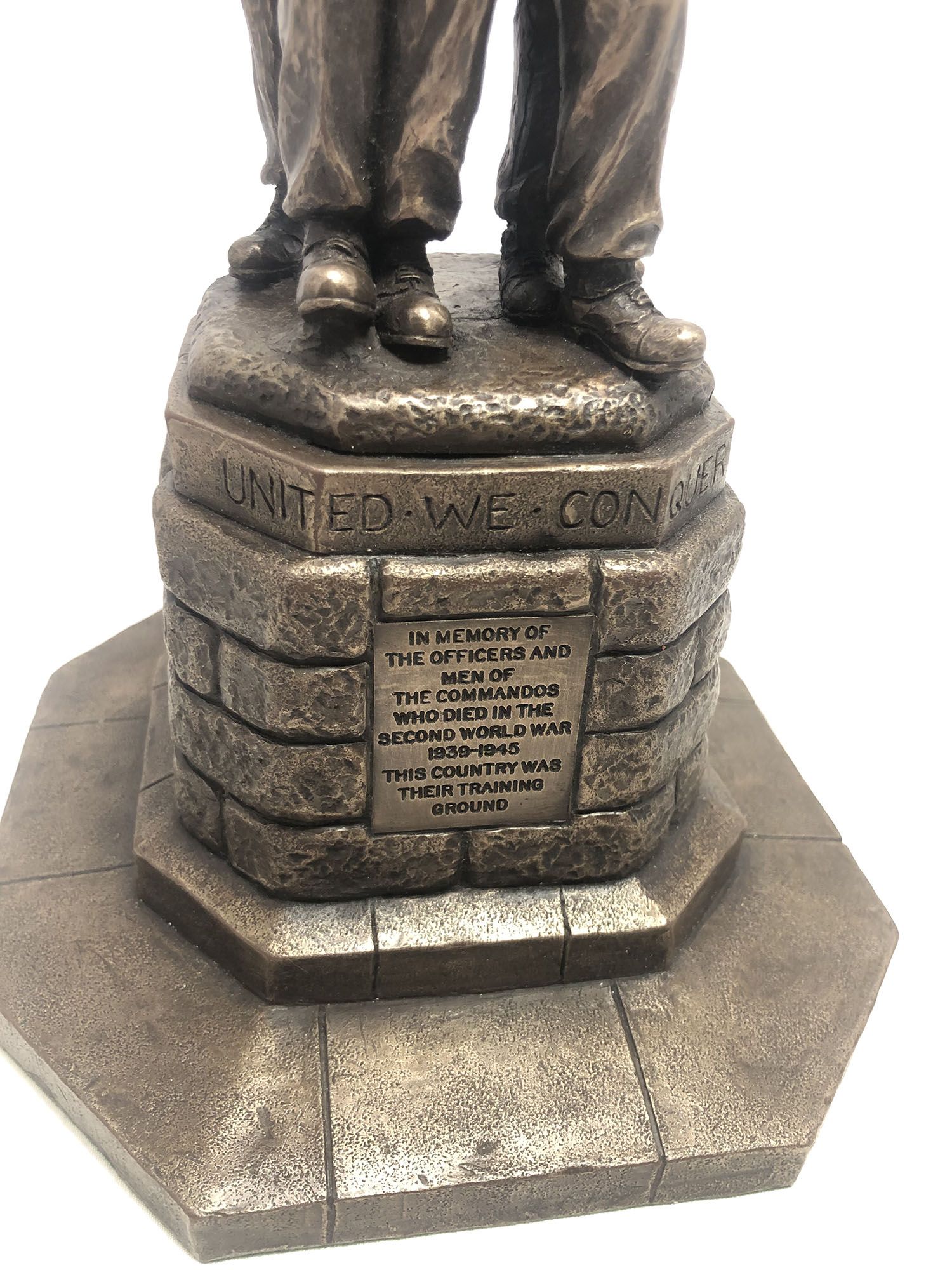 Spean Bridge Commando Memorial beeld ingezoomd op plaquete