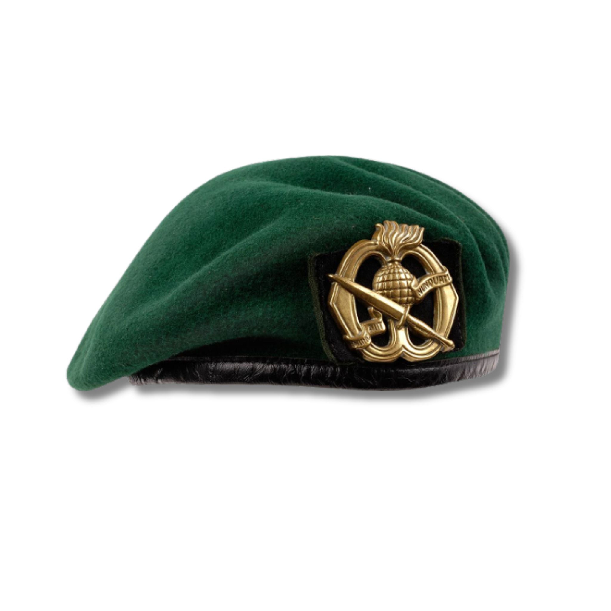 Groene Baret met baretembleem en ondergrondje