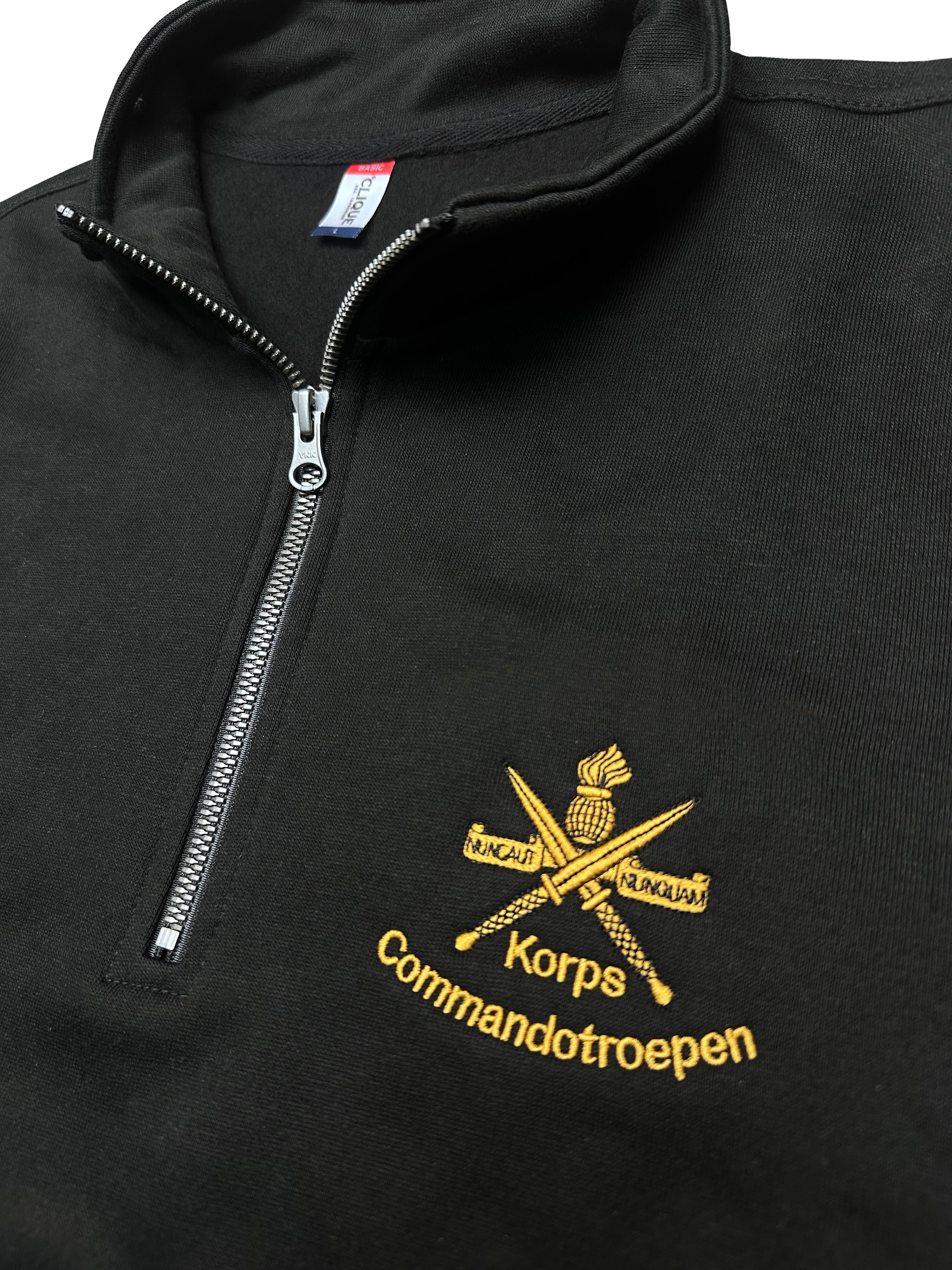 Half Zip sweater ingezoomd op logo geborduurd