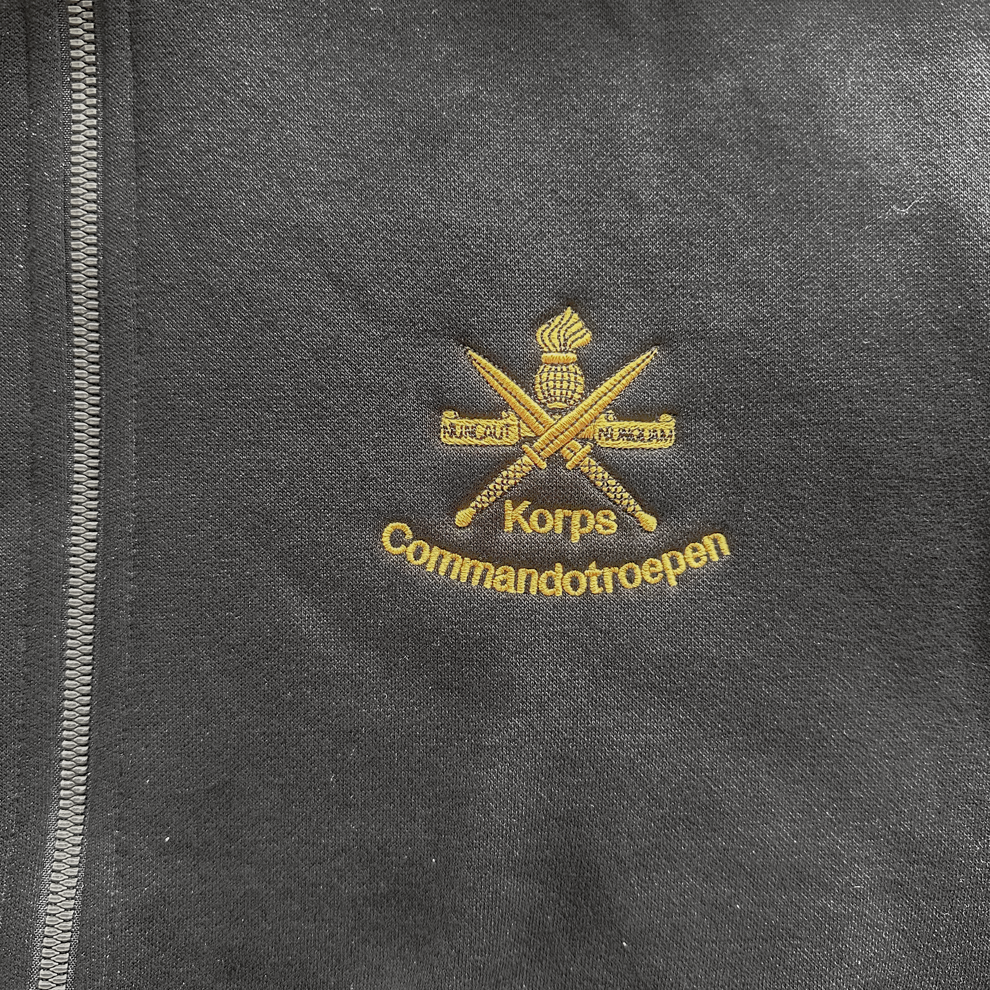 KCT Hoodie Vest – Zwart, met geborduurd Korpslogo geborduurd logo