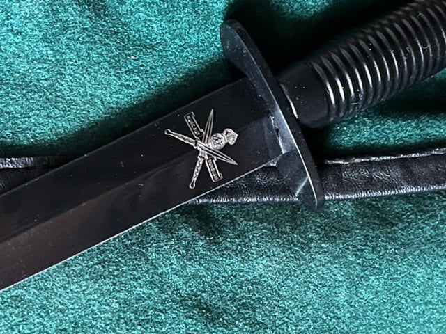 Fairbairn-Sykes Commando Dolk – Black Edition met korpslogo