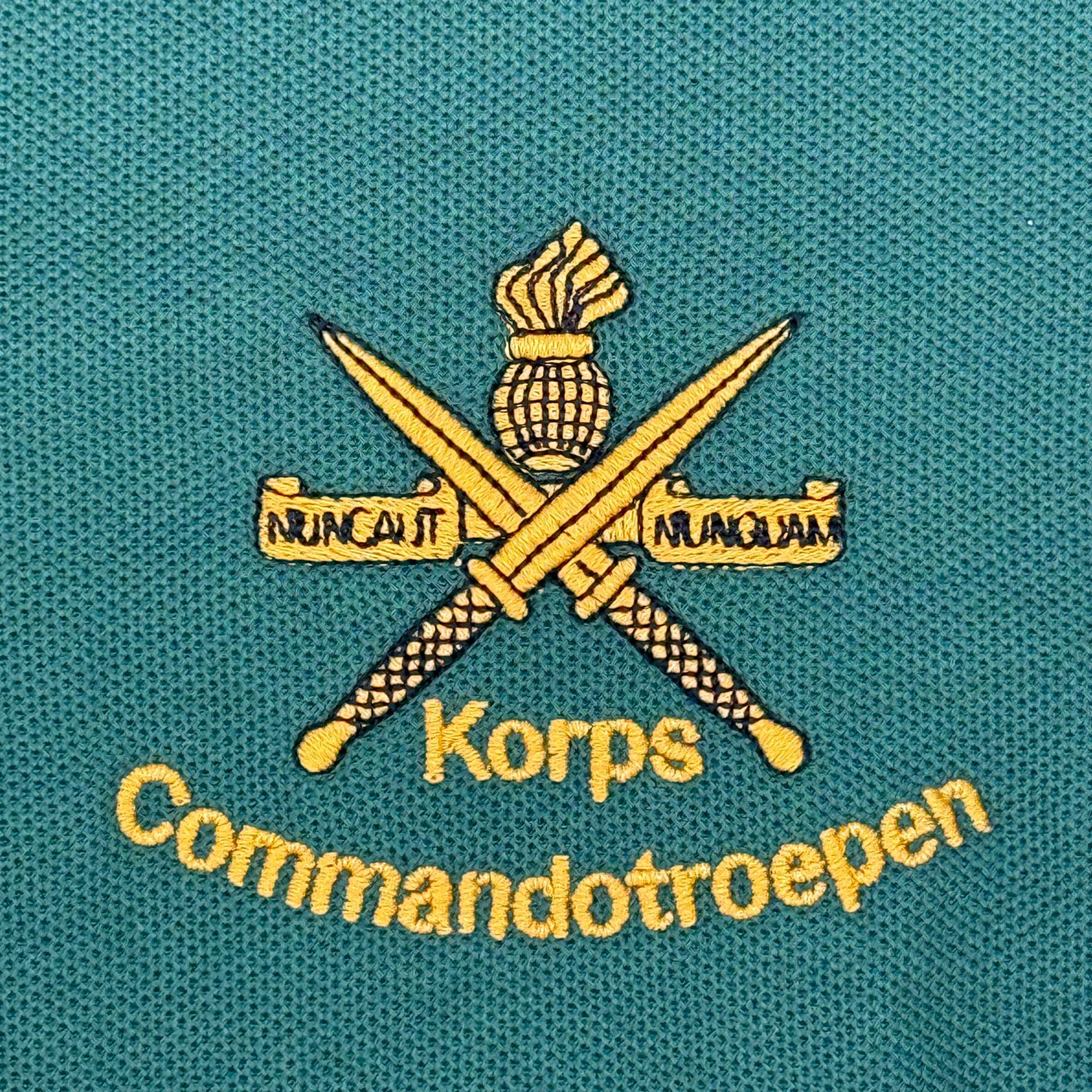 KCT Polo – Groen met geborduurd logo (detail)
