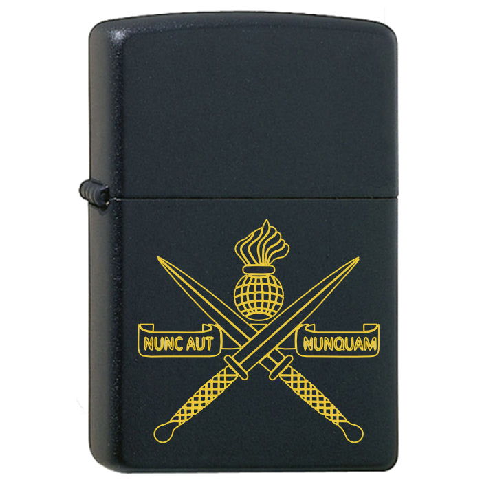 Zippo Regular aansteker mat zwart met korpslogo